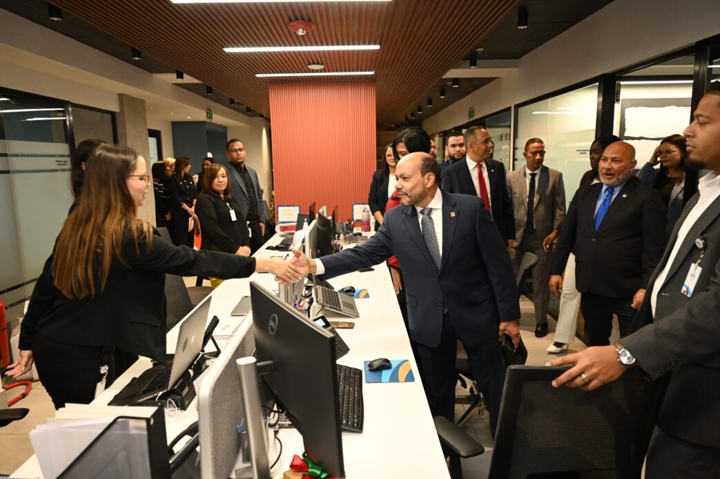 Luis Valdez Veras, vicepresidente ejecutivo de Seguros Reservas, realiza un recorrido por la oficina principal.