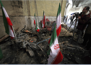 Representantes de medios visitan la mezquita de al-aqsa, dañada durante las recientes protestas públicas en teherán el 21 de enero de 2026. Afp
