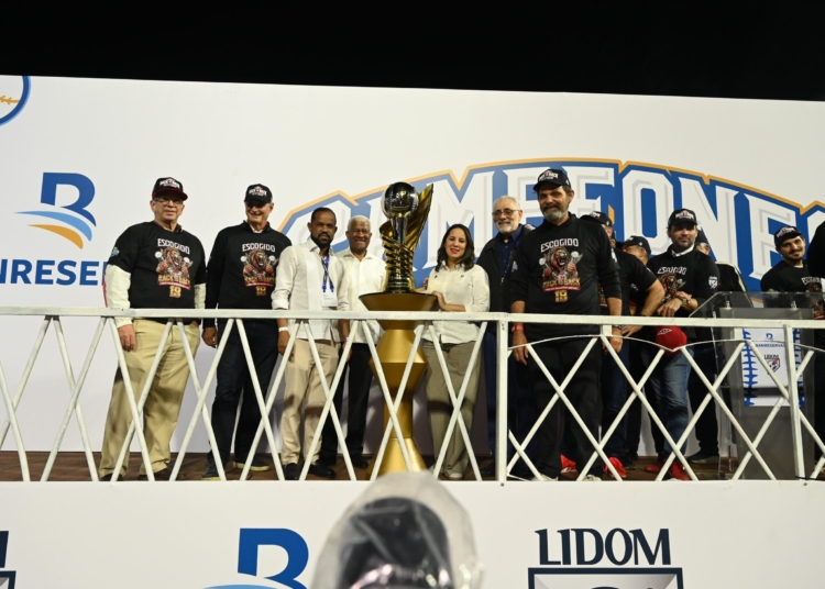 Banreservas entrega la copa de campeones a los Leones del Escogido, ganadores de la Serie Final de LIDOM 2025-2026, reafirmando su apoyo al deporte.