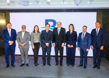 El vicepresidente del consejo de directores de banreservas, jean antonio haché, y funcionarios de banreservas, junto al embajador y el cónsul general de la república dominicana en españa, tony raful y miguel marte piantini, respectivamente, durante un desayuno con periodistas y comunicadores realizado por la institución en el marco de la feria internacional de turismo (fitur) 2026.