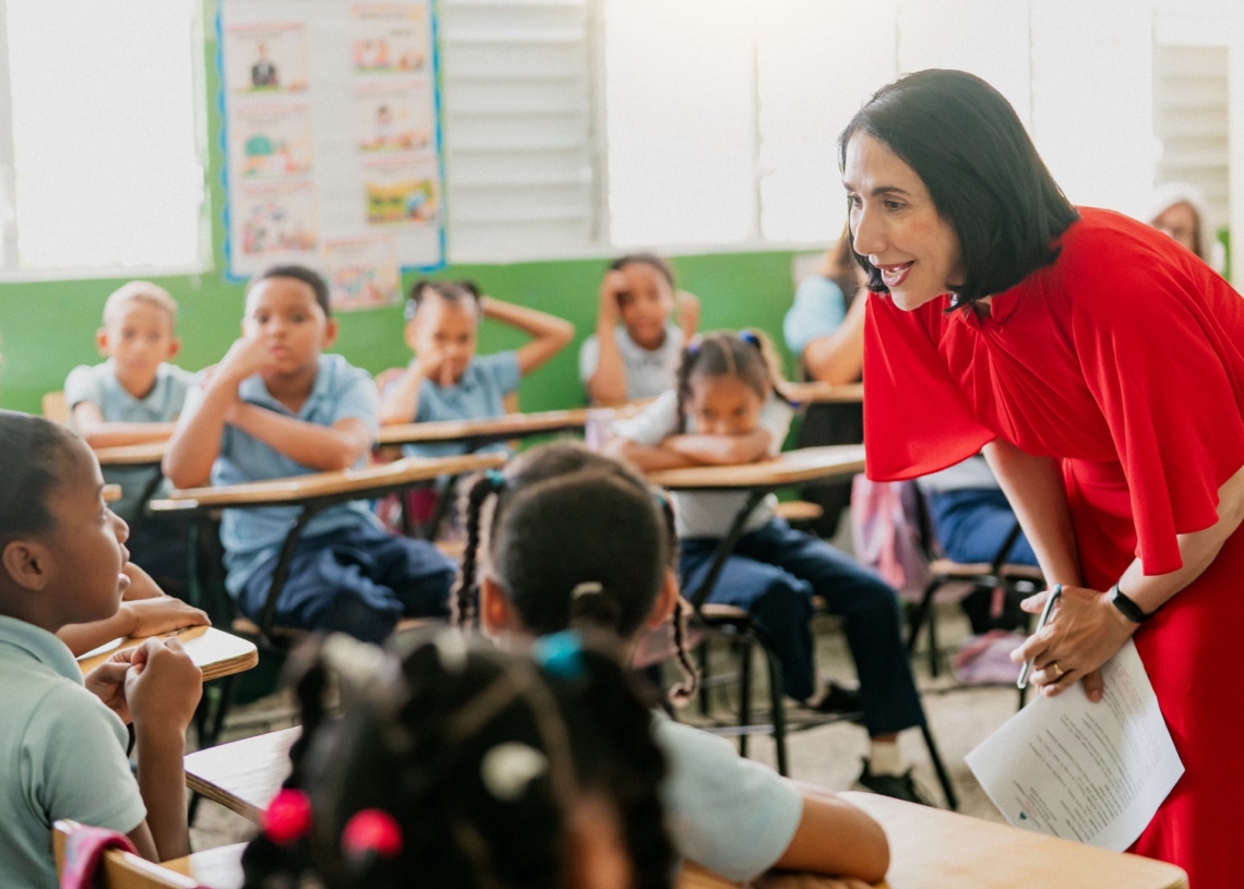 Raquel arbaje dialoga con niños sobre valores en cristo rey