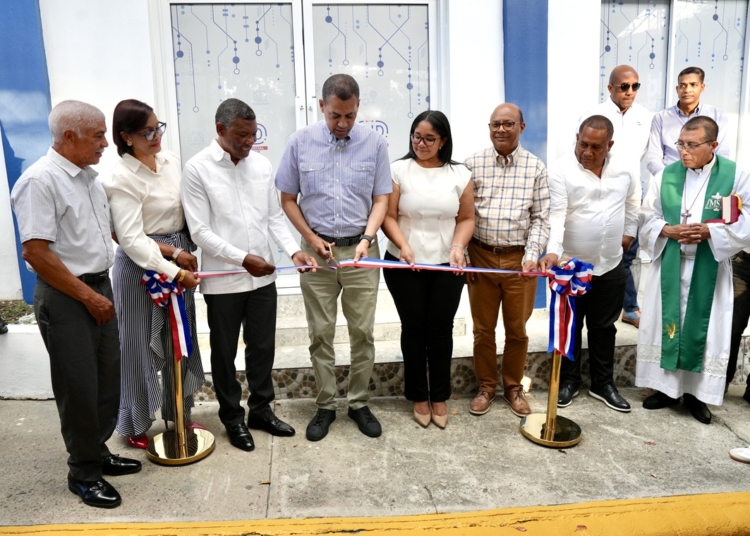 Indotel lleva fibra óptica y Sala Digital a Hondo Valle
