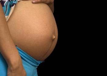 Hierro intravenoso en embarazo reduce anemia y mejora peso del bebé