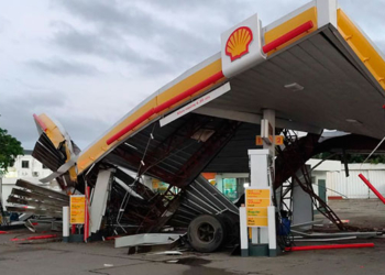 Patana impacta estación de combustible en santiago