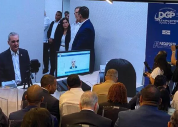 Abinader recibe primer pasaporte electrónico dominicano
