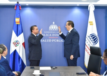 Víctor atallah juramenta a julio landrón como director del sns