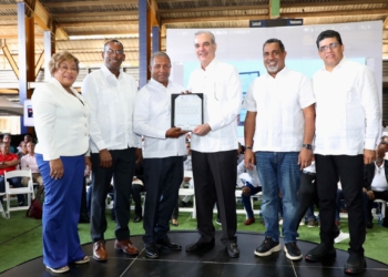 Abinader entrega 580 títulos de apartamentos en el gran santo domingo