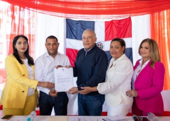 Gobierno entrega rd$85 millones para obras en azua
