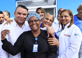 Julio landrón supervisa y equipa hospitales en sánchez ramírez