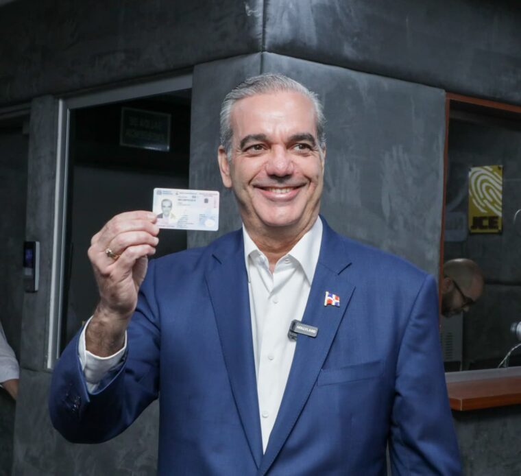 Presidente Abinader, cuando recibe su cedula de identidad electoral.