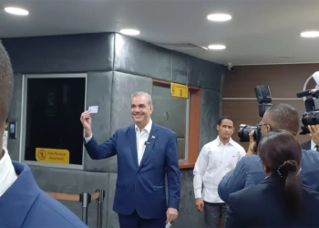 Abinader recibe la primera nueva cédula de identidad