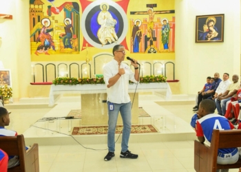 Daniel Ramírez, psicólogo mientras ofrece la charla educativa y didáctica a los niños de las diferentes ligas.