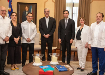 Abinader recibe a michel camilo y directivos de berklee college