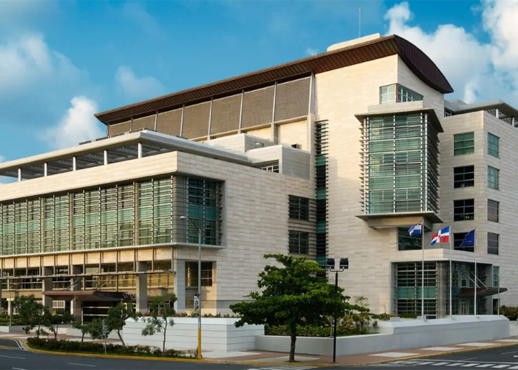 Las autoridades rescatan a 20 mujeres de una red de explotación sexual en Puerto Plata. Yeni Berenice Reynoso advierte sobre los riesgos de la cibertrata.