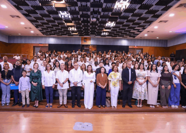La Directora General de Desarrollo Social Supérate Mayra Jiménez, junto a los representantes de INFOTEP, UNICEF, KOICA Y CONANAI, en el acto de graduación de la Estrategia de Formación Técnico Vocacional