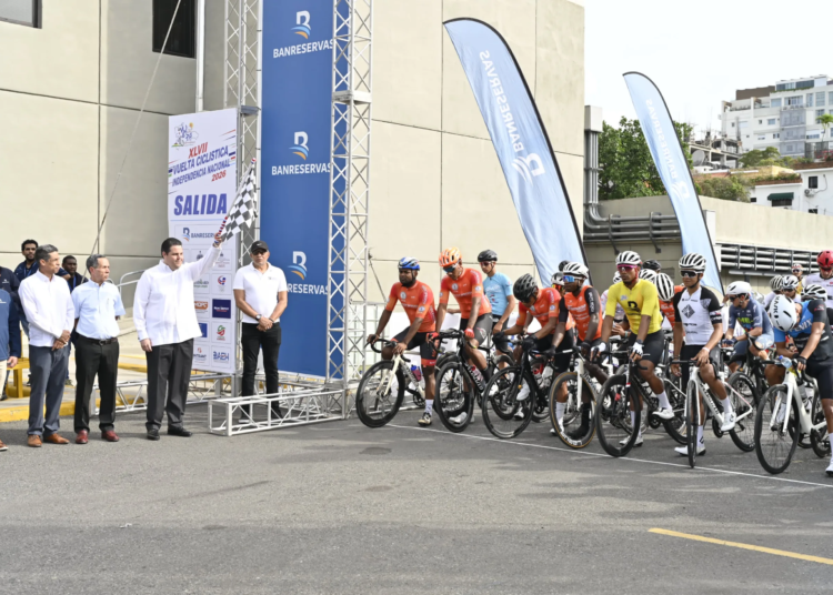 Fernando Mir, vicepresidente ejecutivo de Estrategia, Finanzas e Inteligencia Comercial de Banreservas; da banderazo de salida en el parqueo para clientes de la Torre Banreservas, en la tercera etapa de la 47ª Vuelta Ciclística Independencia Nacional.