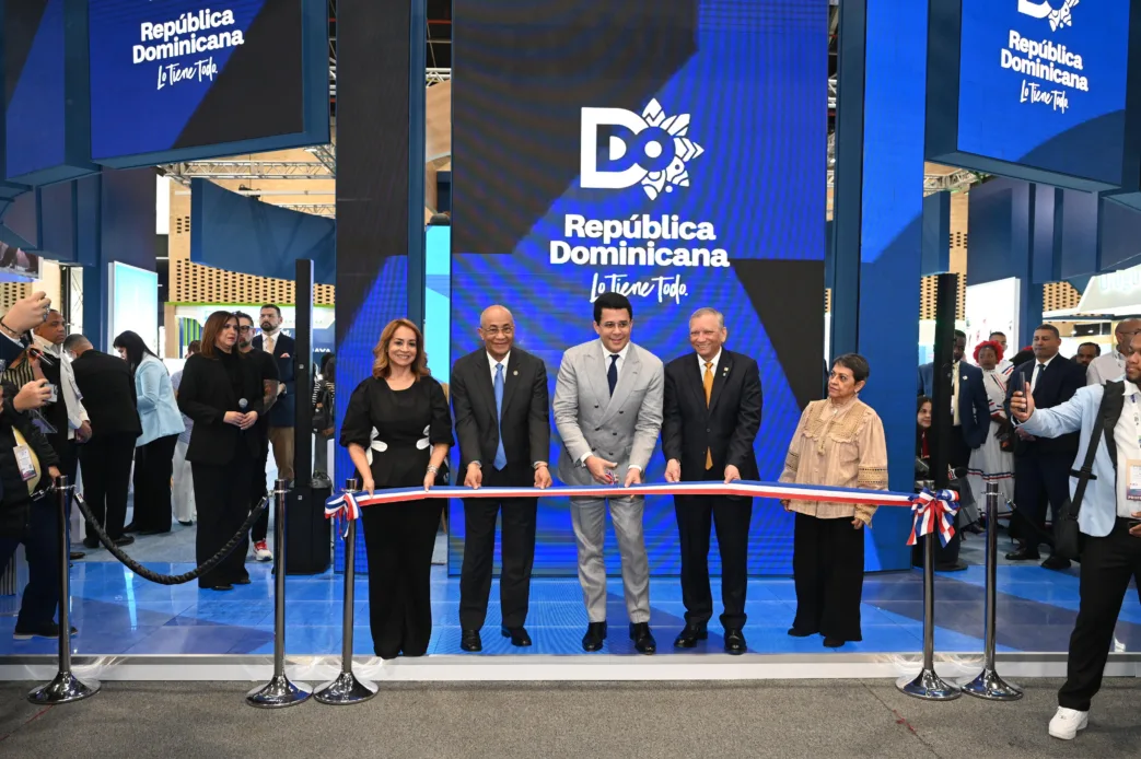 El ministro de turismo, david collado, corta la cinta inaugural del stand dominicano en la feria anato 2026. Desde la izquierda, le acompaña, la vicepresidenta de asonahores, aguie lendor; el embajador dominicano en colombia, félix aracena vargas; el presidente ejecutivo de banreservas, doctor leonardo aguilera; y la presidenta del voluntariado banreservas, carmen quijano.