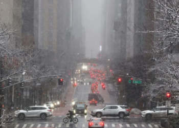 Nueva york paralizada por tormenta de nieve histórica y cierre de vías