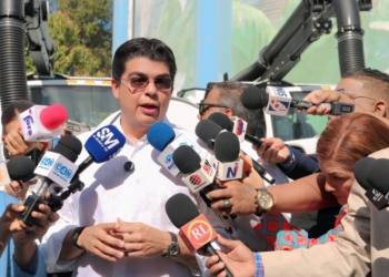 Gobierno entrega cuatro camiones succionadores para servicio de la caasd