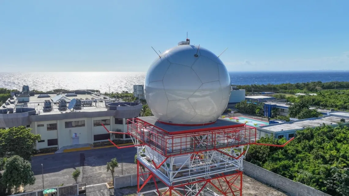 El moderno radar meteorológico doppler instalado en el complejo aeronáutico dominicano.