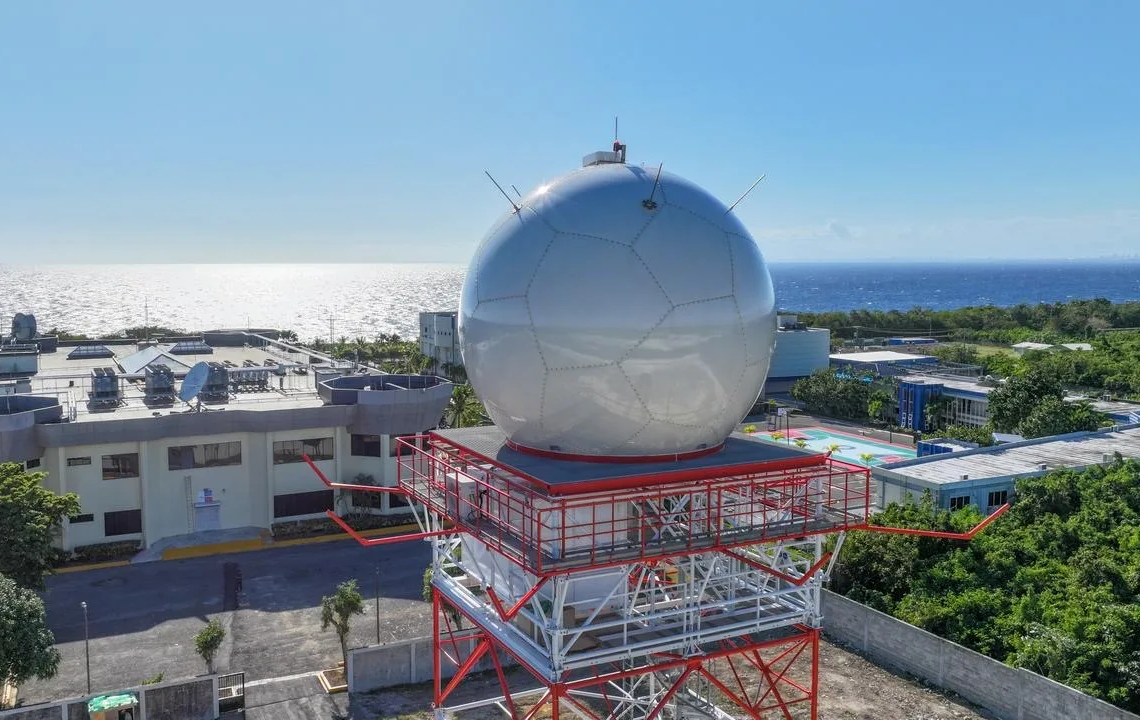 El moderno radar meteorológico doppler instalado en el complejo aeronáutico dominicano.