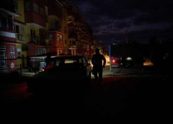 Un hombre camina en la oscuridad durante un corte de energía programado como parte del racionamiento de energía en Santa Cruz del Norte, hogar de una de las plantas termoeléctricas más grandes de Cuba, la noche del martes 3 de febrero de 2026. (AP Foto/Ramón Espinosa)