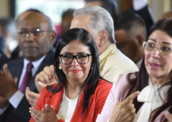 Delcy rodríguez asume mando de un chavismo en transición