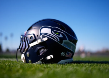Un casco de los Seahawks de Seattle se observa durante una práctica de fútbol americano del Super Bowl de la NFL el 4 de febrero de 2026, en San José, California.