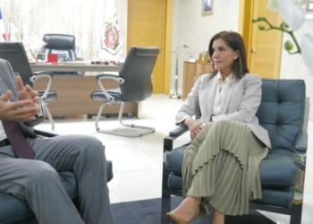 Embajadora de estados unidos en república dominicana, leah campos, con el presidente de la dirección nacional de control de drogas (dncd). Fuente externa