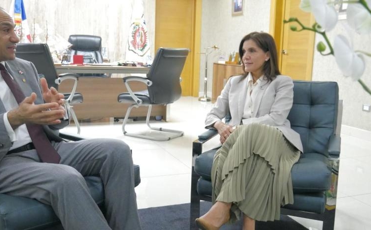 Embajadora de Estados Unidos en República Dominicana, Leah Campos, con el presidente de la Dirección Nacional de Control de Drogas (DNCD).Fuente externa