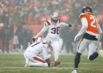 El venezolano Andy Borregales, de los New England Patriots, falla un gol de campo durante el tercer cuarto de la Final de la AFC contra los Denver Broncos en el Empower Field at Mile High, en Denver, Colorado, el 25 de enero de 2026 (