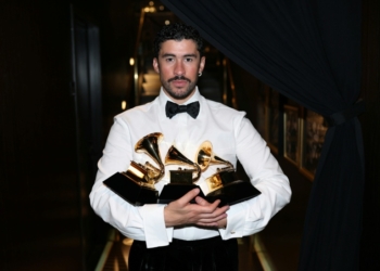 Bad bunny posa con los premios álbum del año, mejor álbum de música urbana y mejor interpretación de música global durante la 68. ª edición de los premios grammy, celebrada en el crypto. Com arena en los ángeles, california, el 1 de febrero de 2026