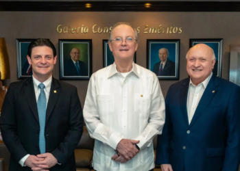 De izquierda a derecha, los señores Manuel Grullón Hernández, Manuel A. Grullón y Rafael A. del Toro G.