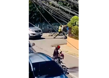 Agente de digesett y ciudadano se enfrentan a golpes en jarabacoa