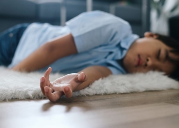 Hay dos grandes tipos de crisis epilépticas: las generalizadas, que surgen en redes de neuronas distribuidas por los dos hemisferios del cerebro, y las focales, que son aquellas que se originan un solo hemisferio.