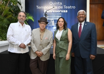 Guillermo Cordero, coordinador de la Quinta Temporada de Teatro Banreservas; Giovanny Cruz, dramaturgo homenajeado; Alieska Díaz, vicepresidenta ejecutiva senior Administrativa de Banreservas; y Daniel García Archibald, vicepresidente de Relaciones Públicas de Banreservas, durante la rueda de prensa del lanzamiento de la quinta versión del evento teatral.