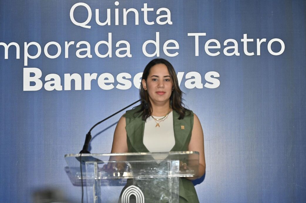 Alieska díaz, vicepresidenta ejecutiva senior administrativa de banreservas, hablaen la rueda de prensa del lanzamiento de la quinta temporada de teatro banreservas.