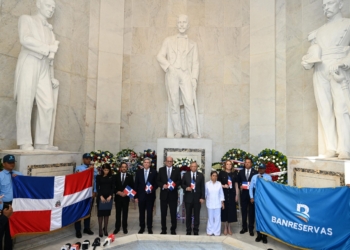 El presidente ejecutivo de Banreservas, doctor Leonardo Aguilera; y la presidenta del Voluntariado Banreservas, doctora Carmen Alicia Quijano de Aguilera, encabezó la delegación de la institución financiera durante una ofrenda floral realizada en el Altar de la Patria para conmemorar el 182˚ Aniversario de la Independencia Nacional.