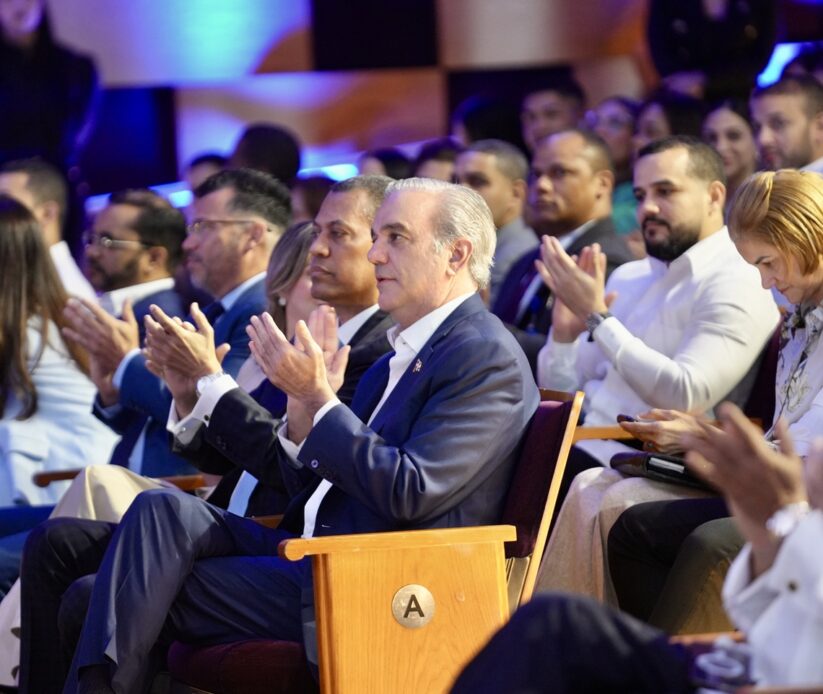 Presidente abinader encabeza graduación de 5 mil en talento digital