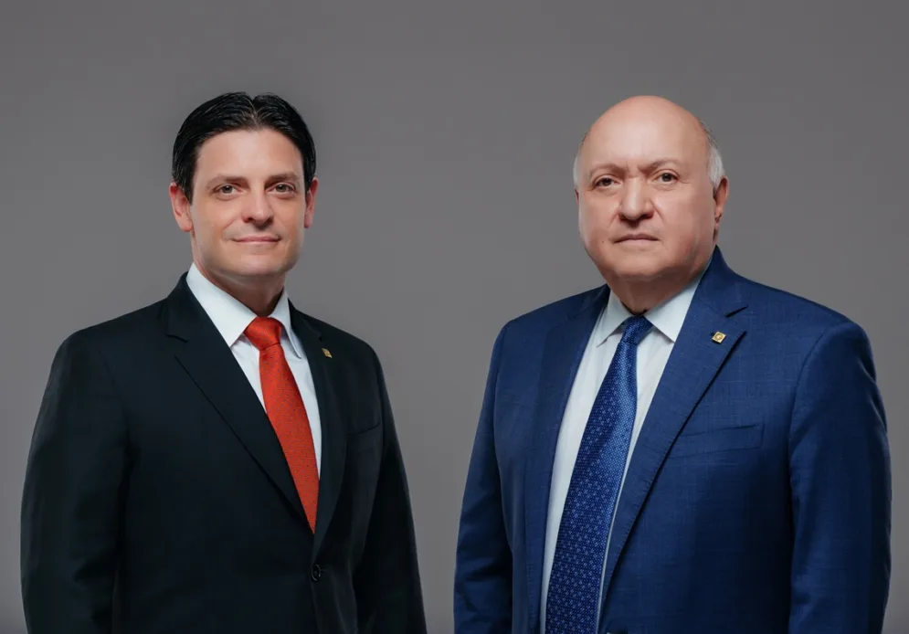 De izquierda a derecha, los señores manuel grullón hernández y rafael a. Del toro g.