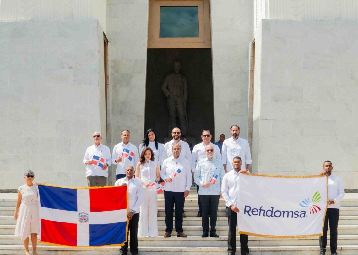 Refidomsa rinde honores a los padres de la patria