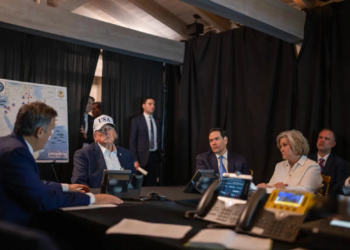 Fotografía tomada de la cuenta oficial en X de la Casa Blanca que muestra al presidente de Estados Unidos, Donald Trump (c), durante una reunión este 28 de febrero de 2026, en Florida (Estados Unidos). EFE/ @whitehouse