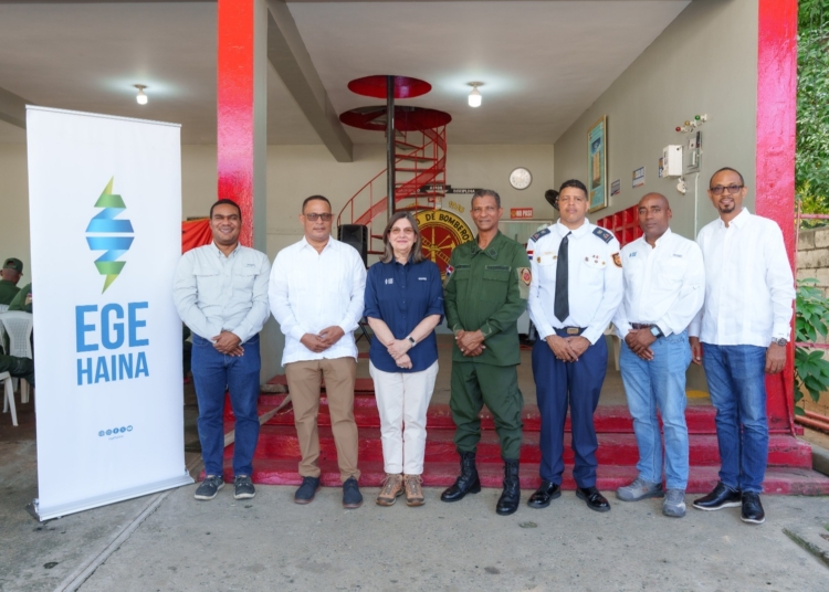 EGE Haina entrega el remozamiento de la estación de bomberos en Esperanza, como parte de una inversión social superior a los RD$20 millones en la zona.