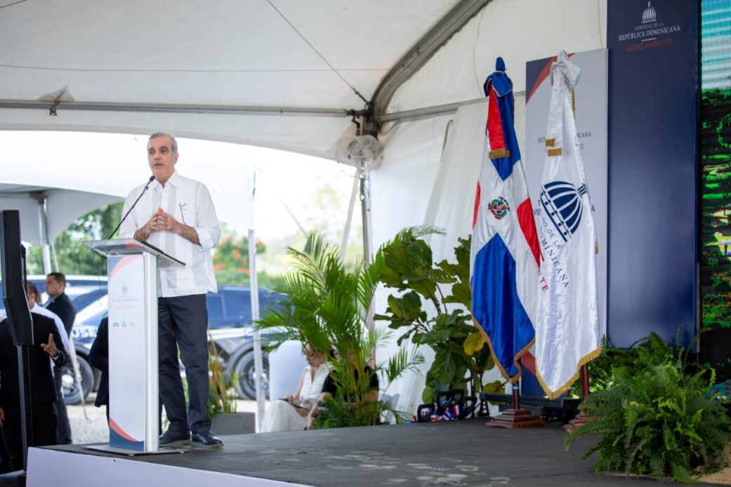 Presidente abinader da inicio a la primera fase de transformación y saneamiento ambiental del vertedero duquesa para beneficio de 3. 8 millones habitantes del gran santo domingo