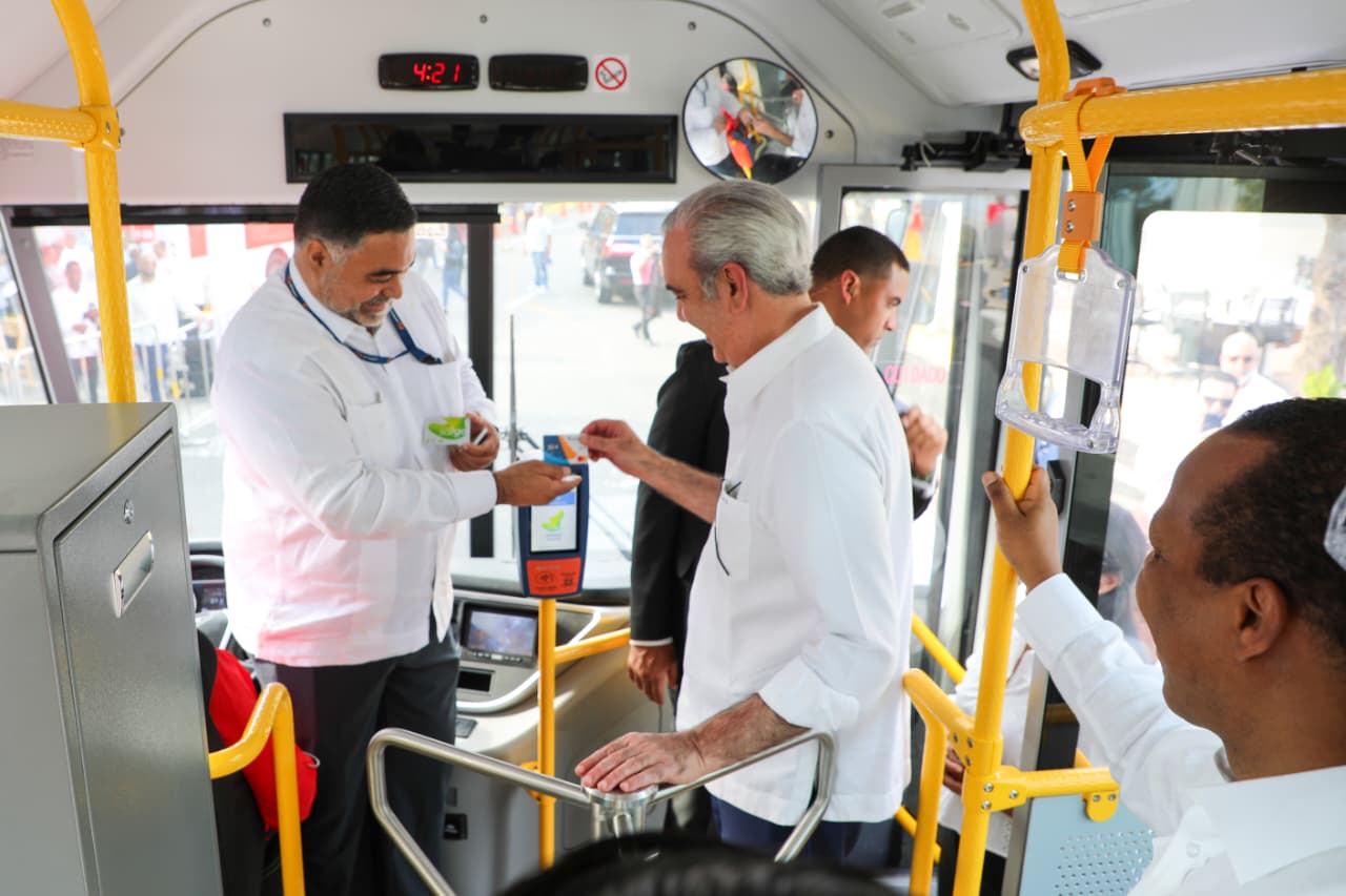 Presidente luis abinader pone en marcha el corredor independencia y amplía el sistema integrado de transporte
