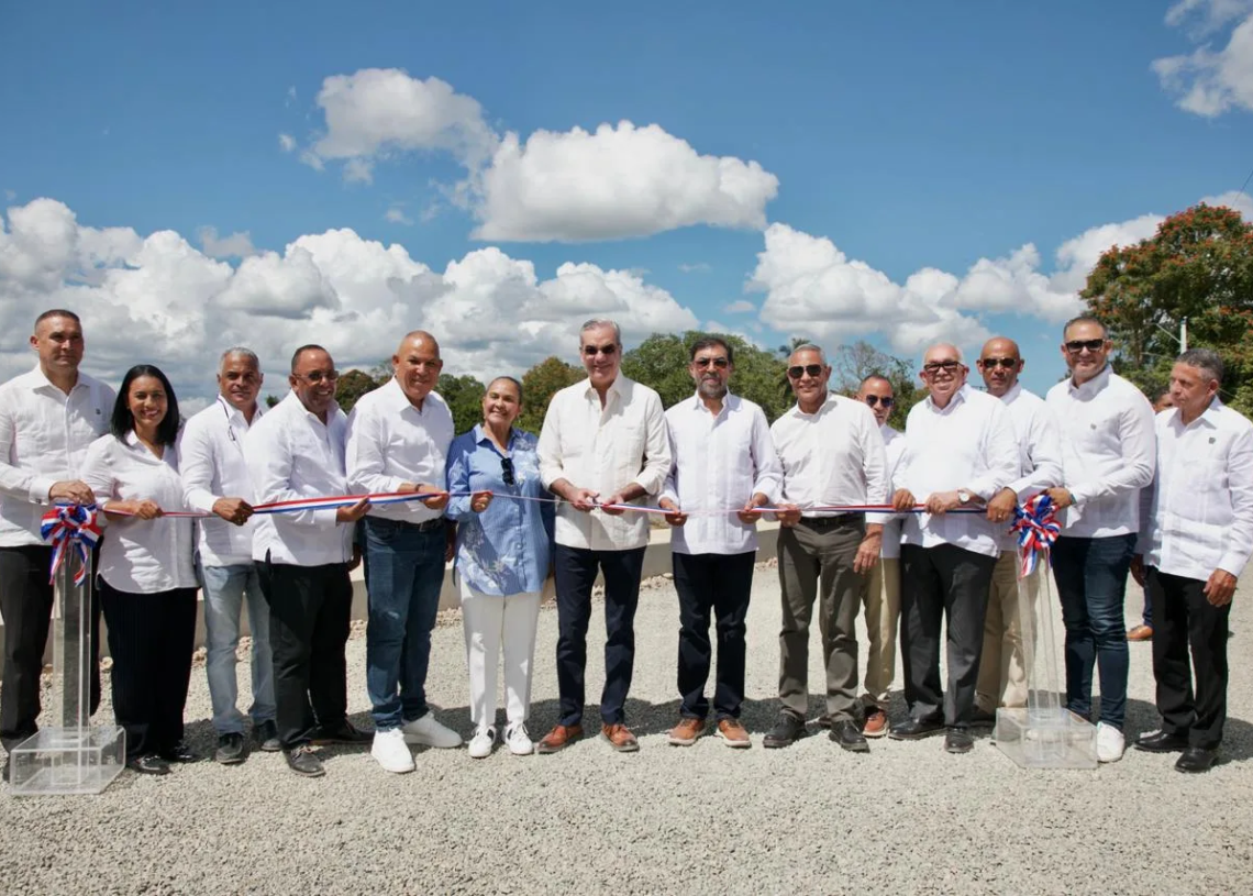 Presidente abinader inaugura muro sobre el río yuna y protege a 800 familias