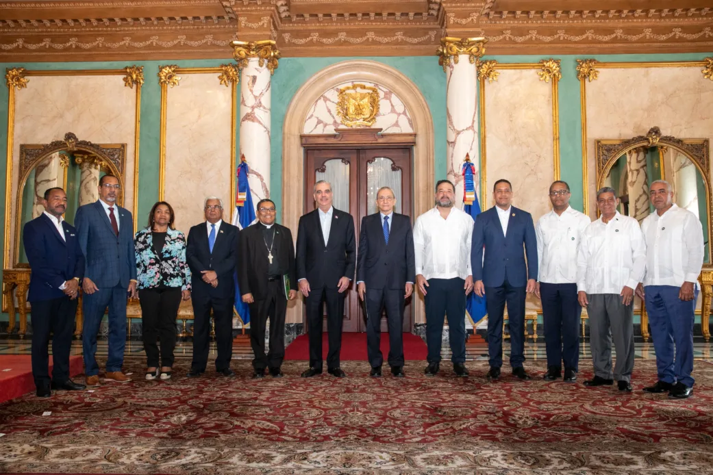 Presidente abinader juramenta comité gestor del jardín botánico de san juan