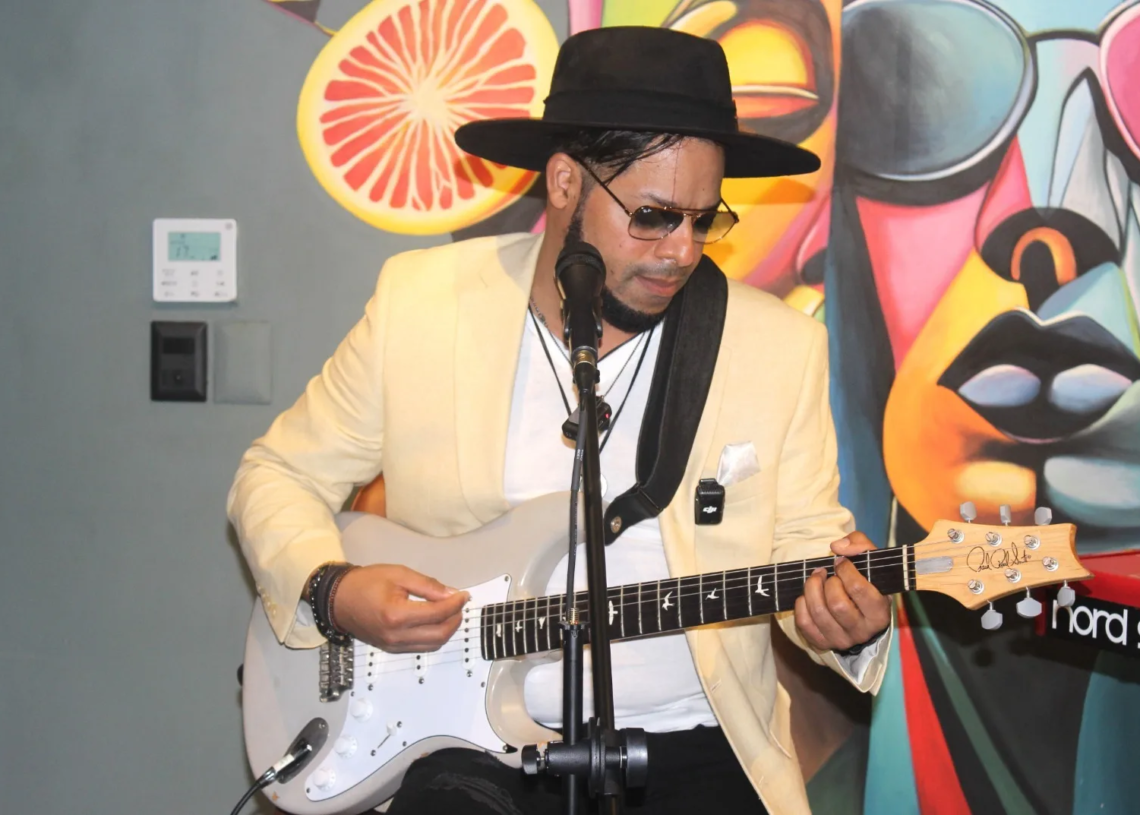 Rioz, el cantautor que busca conquistar la plaza dominicana