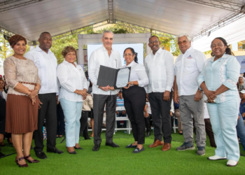 Presidente abinader entrega 510 títulos de propiedad en el sector el valiente