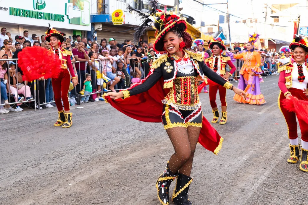 Carnaval de herrera celebra su entrega 43 con gran despliegue cultural